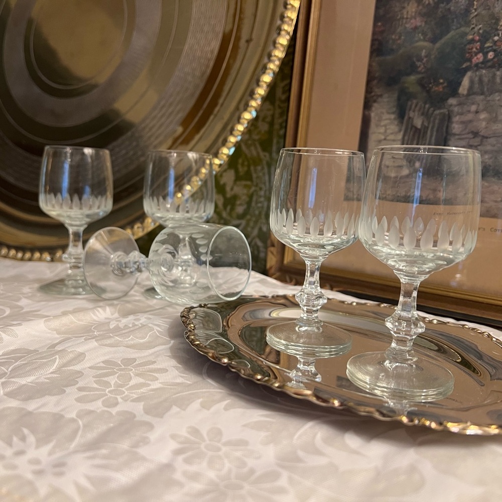 Elegant Clear Glass Wine Goblets Set